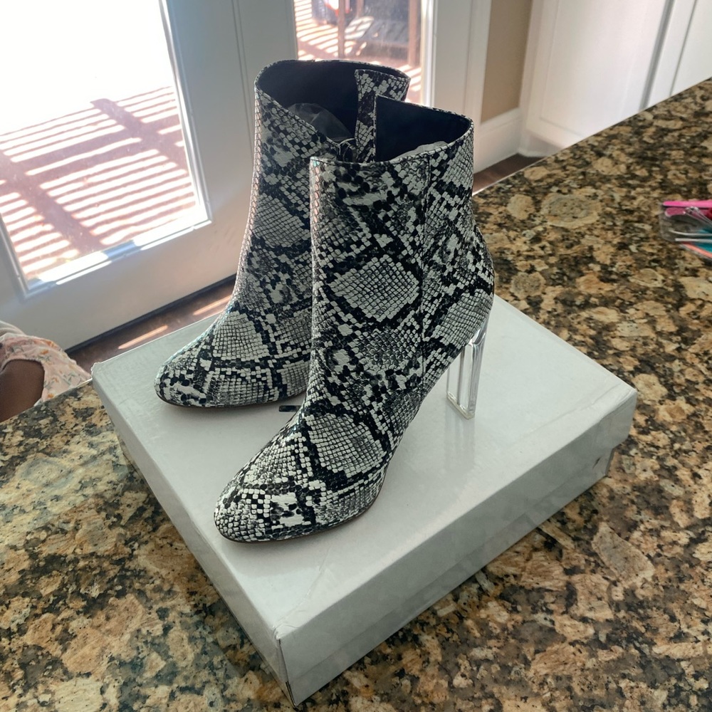 X2B Black and White Snake Skin Print Shoes Size:6.5